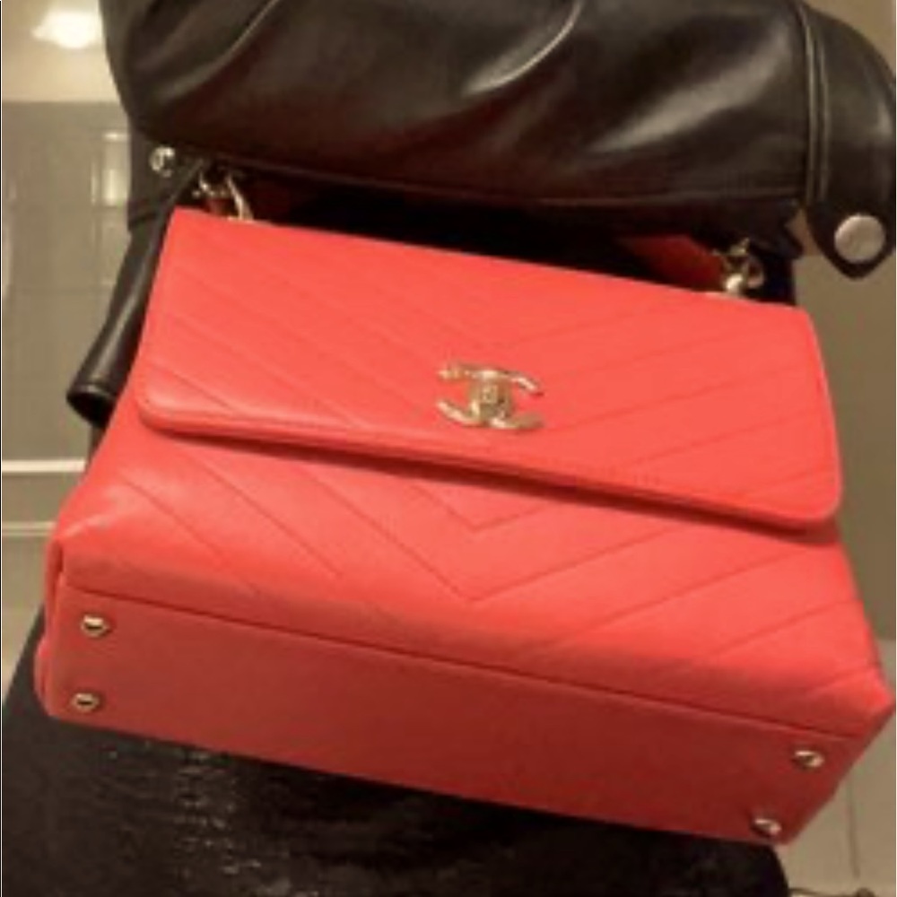 Chanel chevron shoulder bag good condition